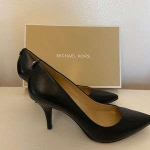 BRAND NEW IN BOX MICHAEL KORS SIZE 9 BLACK HEELS!